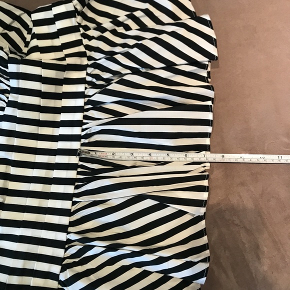 Very Cute & Chic Venus V-Neck Peplum Top - Picture 6 of 6